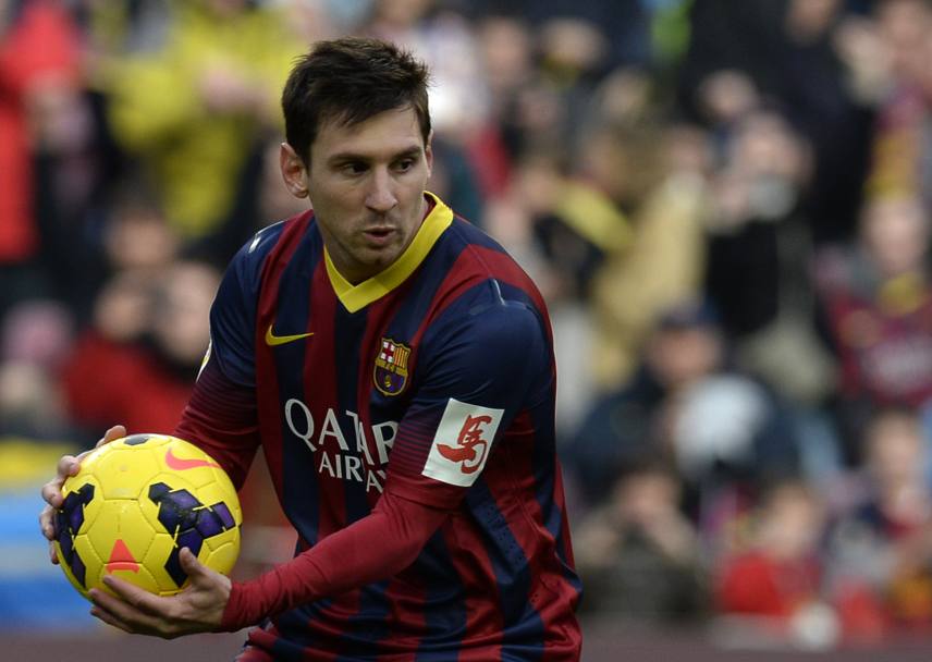 Messi va di fretta e raccoglie il pallone. Afp